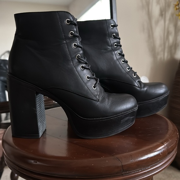 Forever 21 Black Lace Up Boots with Chunky Sole - Picture 7 of 12